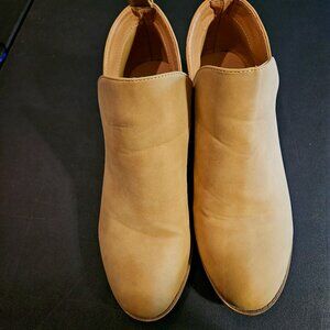 Vepose Women's Ankle Boots Low Heels Chunky Cutout Ankle Boots. Size 8.5.